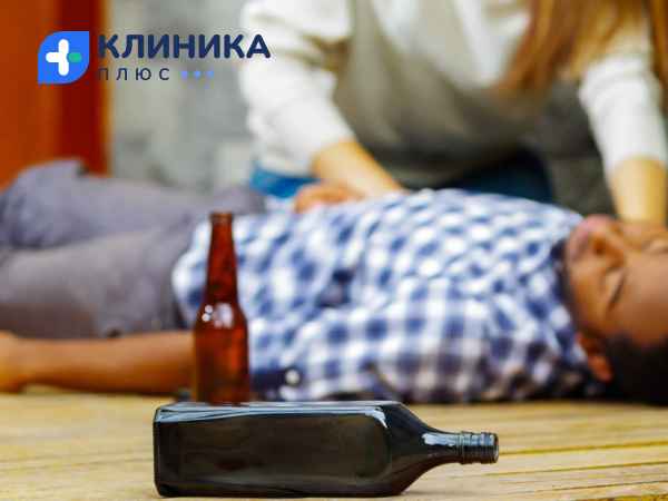 Мужчина лежит на полу