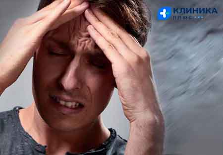Мужчина держится за голову